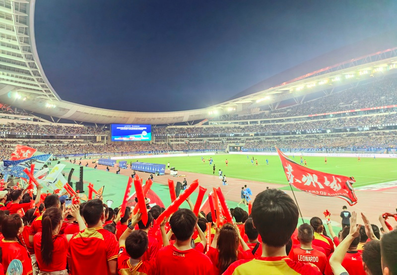 真人娱乐-包含精彩对决激发球迷热情，现场气氛火爆的词条